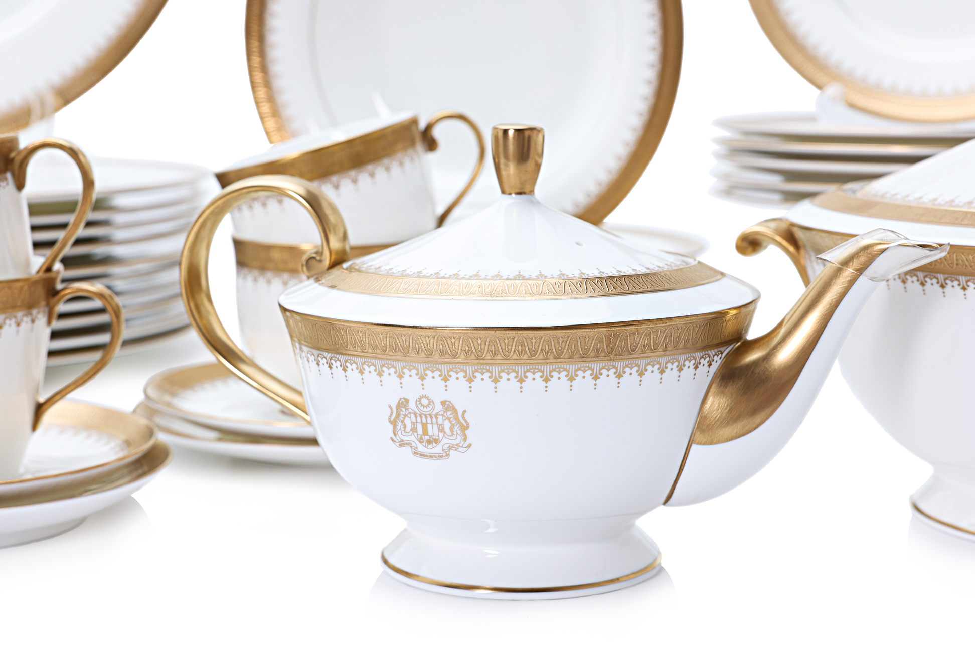 AN EXTENSIVE NARUMI 'GOLDEN COIN' PORCELAIN DINNER SERVICE - Image 2 of 5