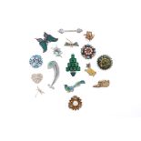 A GROUP OF ASSORTED COSTUME BROOCHES