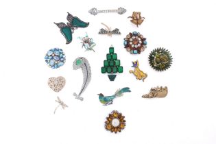 A GROUP OF ASSORTED COSTUME BROOCHES