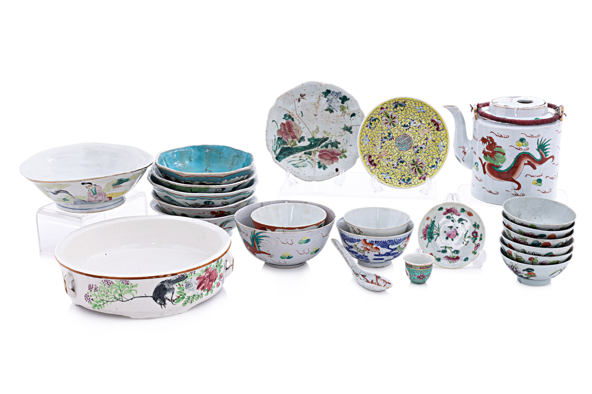 AN ASSORTED GROUP OF FAMILLE ROSE DISHES, BOWLS AND OTHERS