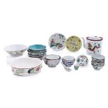 AN ASSORTED GROUP OF FAMILLE ROSE DISHES, BOWLS AND OTHERS