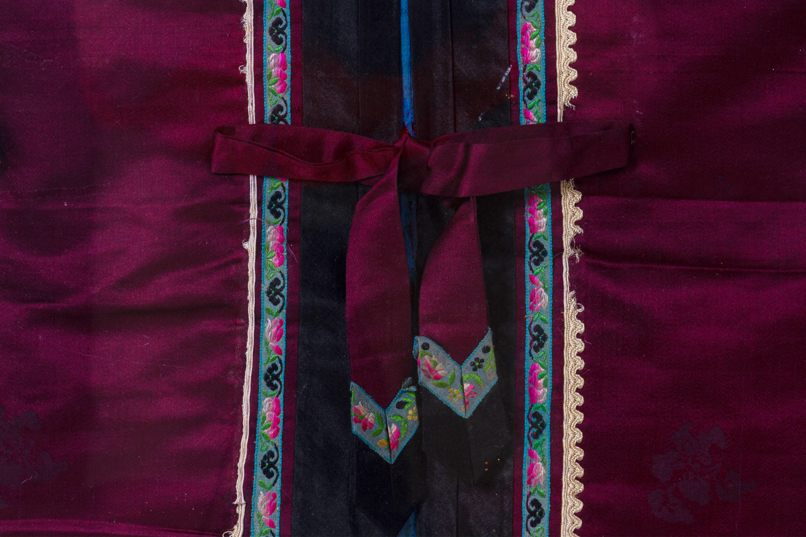 A CHINESE EMBROIDERED SILK JACKET - Image 4 of 4