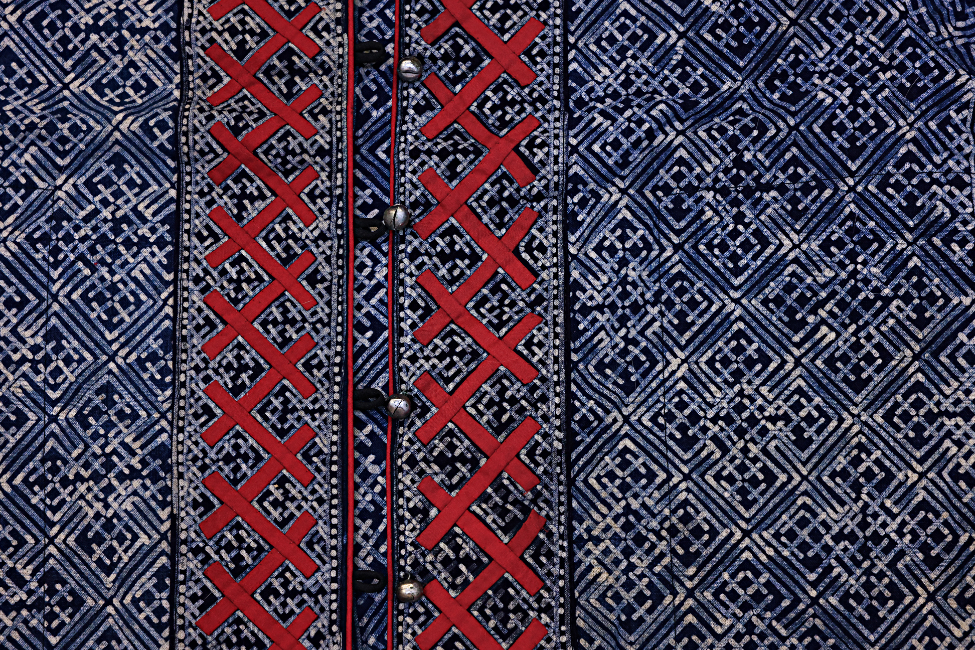 A CHINESE MIAO BATIK DYED BLUE COAT - Image 3 of 3