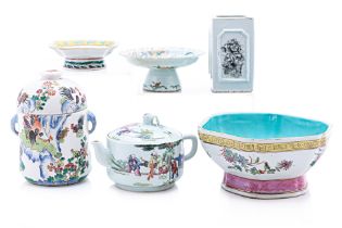 A GROUP OF FAMILLE ROSE PORCELAIN ITEMS