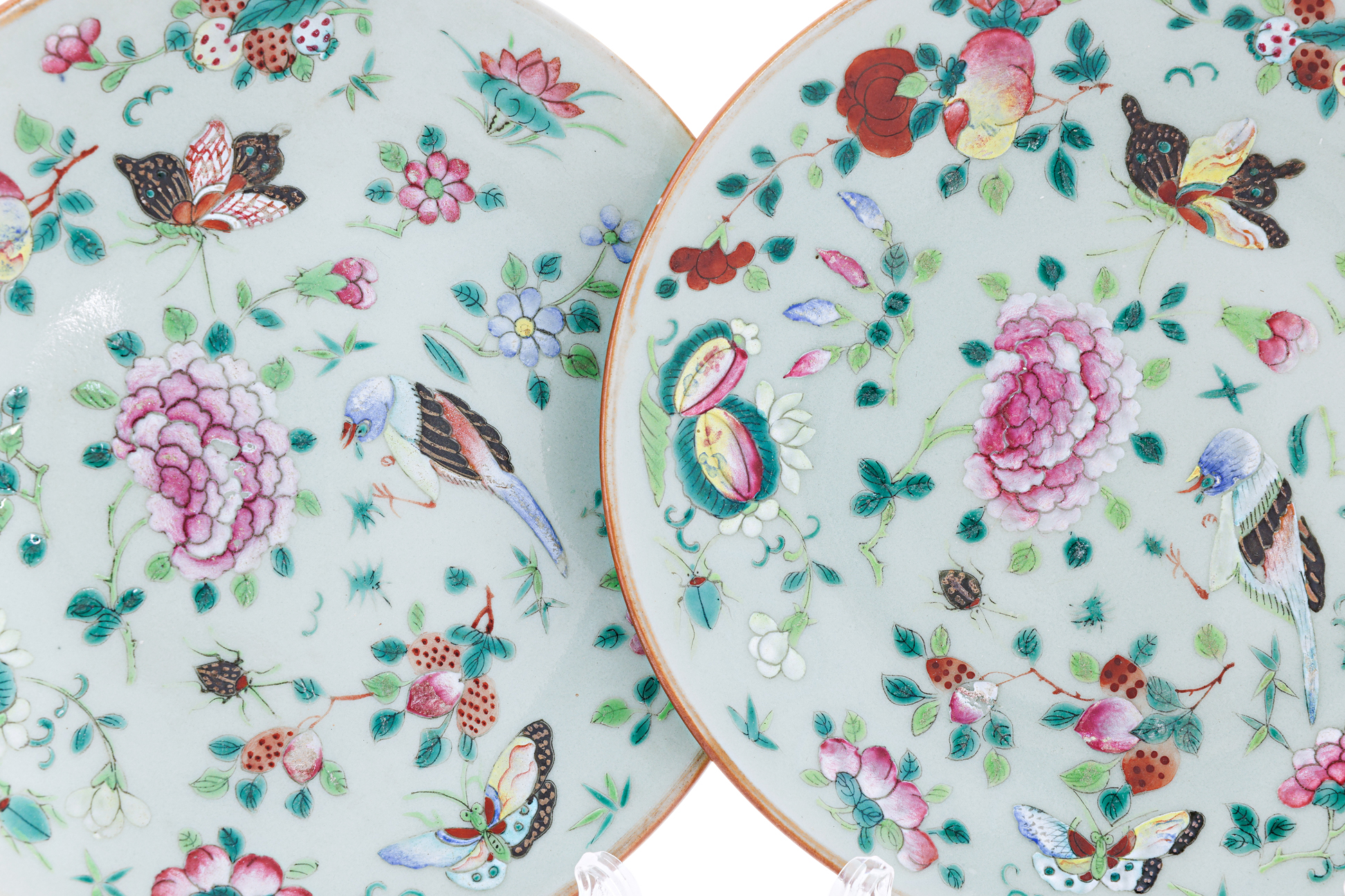 A PAIR OF FAMILLE ROSE DISHES - Image 2 of 3