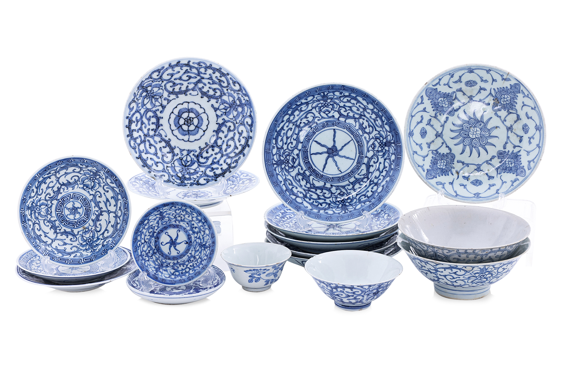 AN ASSORTED GROUP OF BLUE AND WHITE DISHES AND BOWLS