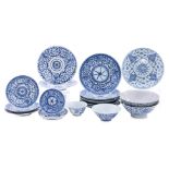 AN ASSORTED GROUP OF BLUE AND WHITE DISHES AND BOWLS