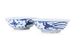 A PAIR OF BLUE AND WHITE PORCELAIN BOWLS