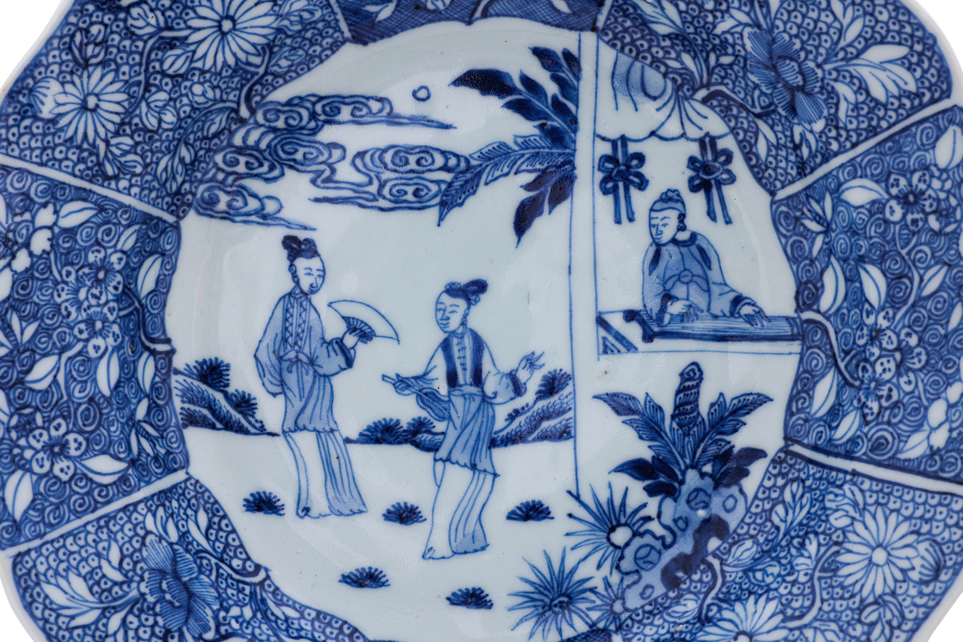 A PAIR OF BLUE AND WHITE PORCELAIN SOUP PLATES - Image 2 of 4