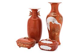 A GROUP OF FOUR CORAL GROUND PORCELAIN ITEMS