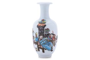 A FAMILLE ROSE PORCELAIN VASE