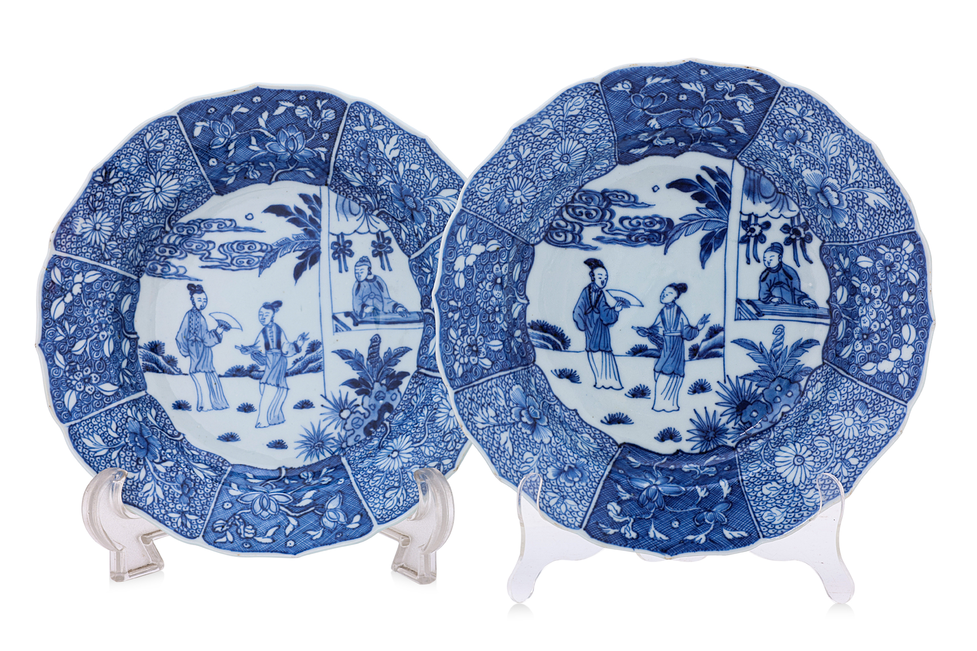 A PAIR OF BLUE AND WHITE PORCELAIN SOUP PLATES