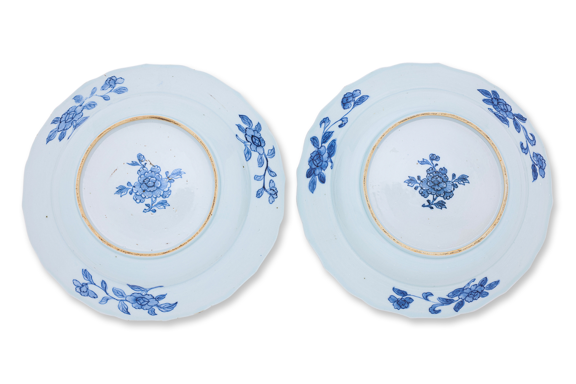 A PAIR OF BLUE AND WHITE PORCELAIN SOUP PLATES - Image 4 of 4