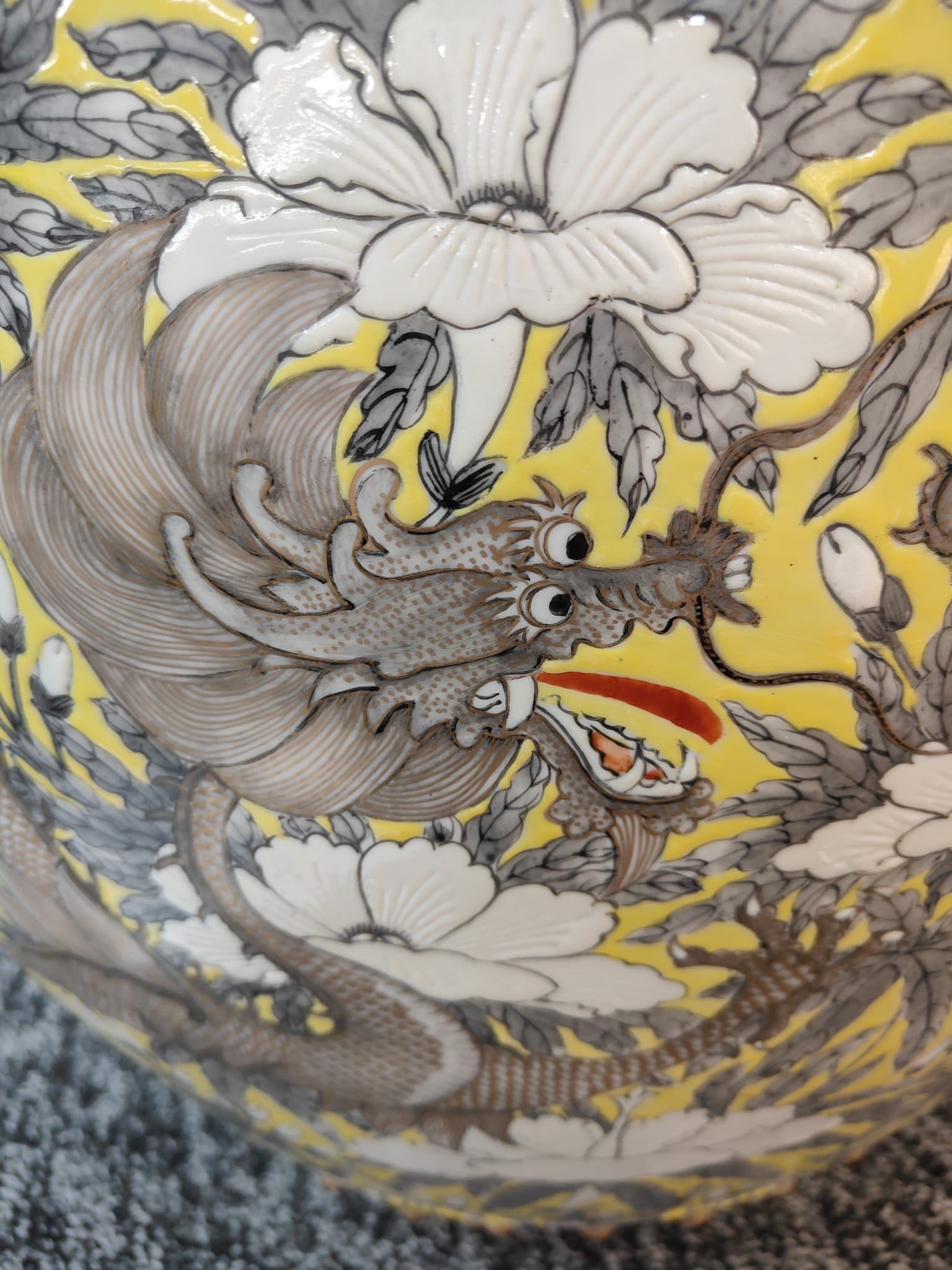 A PAIR OF LARGE GRISAILLE DECORATED YELLOW GROUND FISH BOWLS - Image 19 of 25