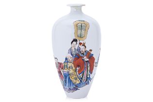 A FAMILLE ROSE PORCELAIN VASE