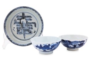 A SHOULAO DISH AND TWO SMALL BLUE AND WHITE BOWLS