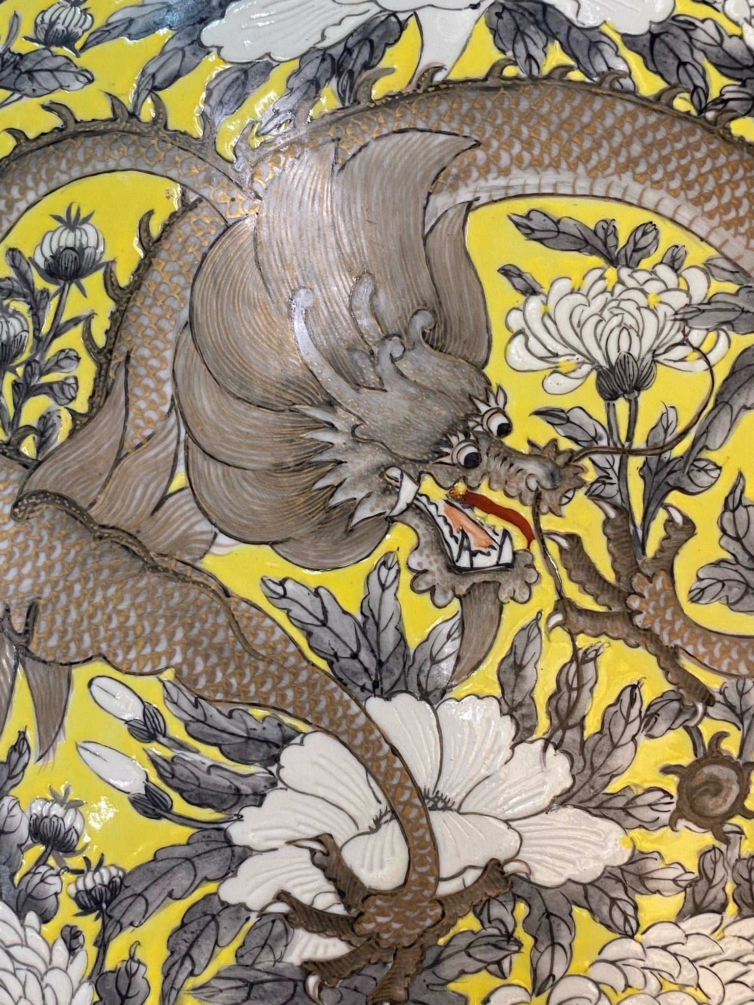 A PAIR OF LARGE GRISAILLE DECORATED YELLOW GROUND FISH BOWLS - Image 12 of 25