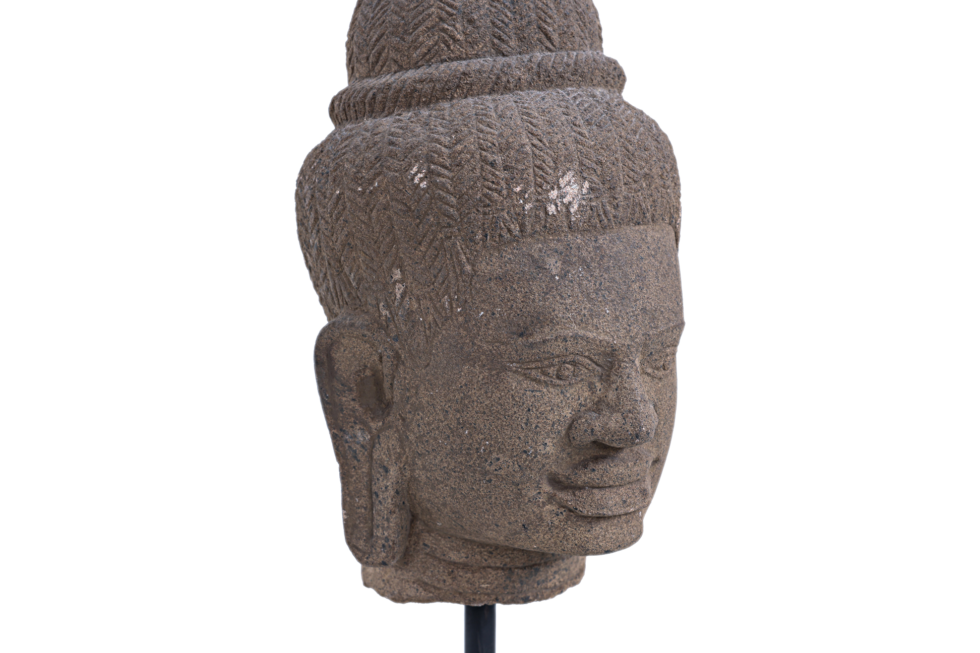 A CAMBODIAN KHMER CARVED STONE HEAD OF A DEITY - Image 2 of 3