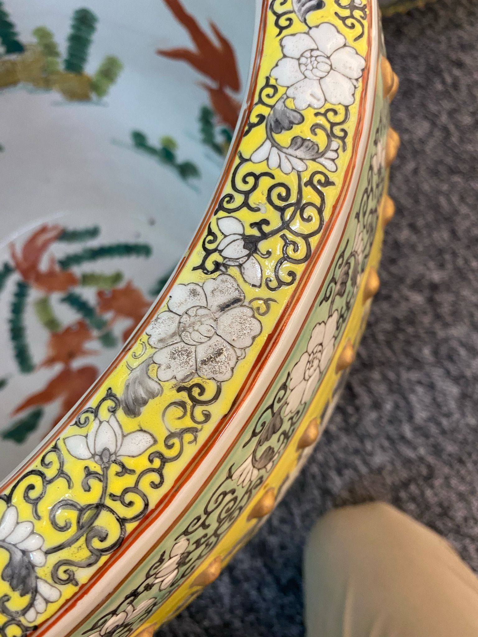 A PAIR OF LARGE GRISAILLE DECORATED YELLOW GROUND FISH BOWLS - Image 9 of 25