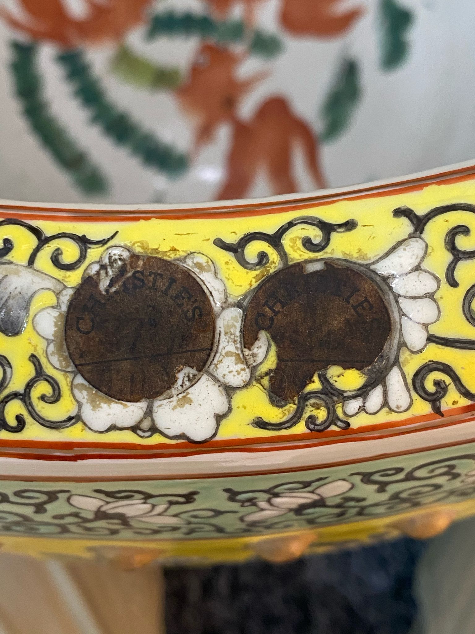 A PAIR OF LARGE GRISAILLE DECORATED YELLOW GROUND FISH BOWLS - Image 7 of 25