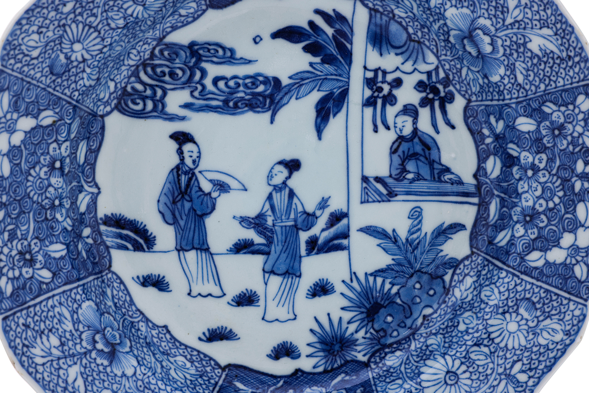 A PAIR OF BLUE AND WHITE PORCELAIN SOUP PLATES - Image 3 of 4