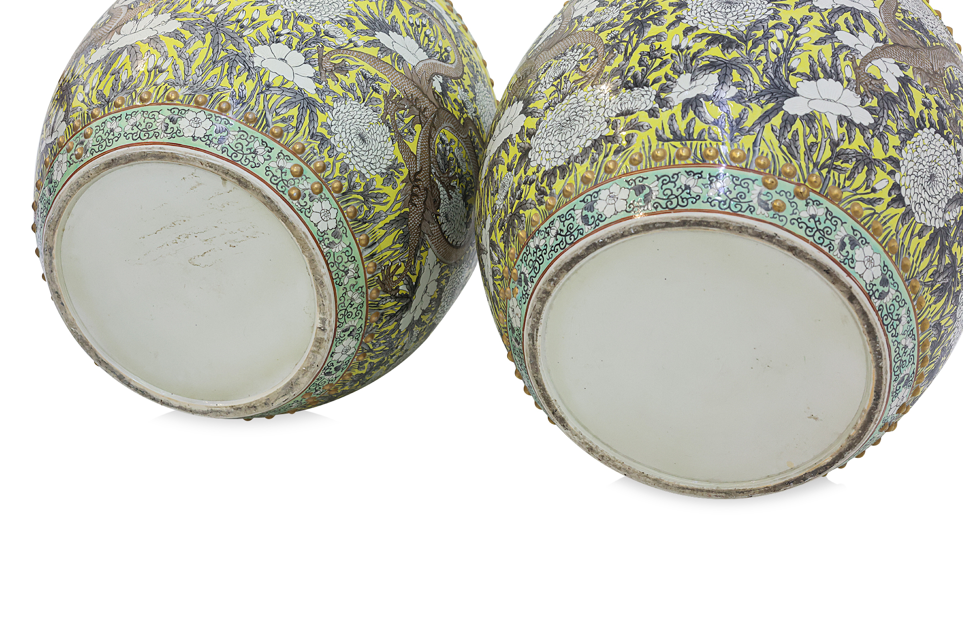 A PAIR OF LARGE GRISAILLE DECORATED YELLOW GROUND FISH BOWLS - Image 2 of 25