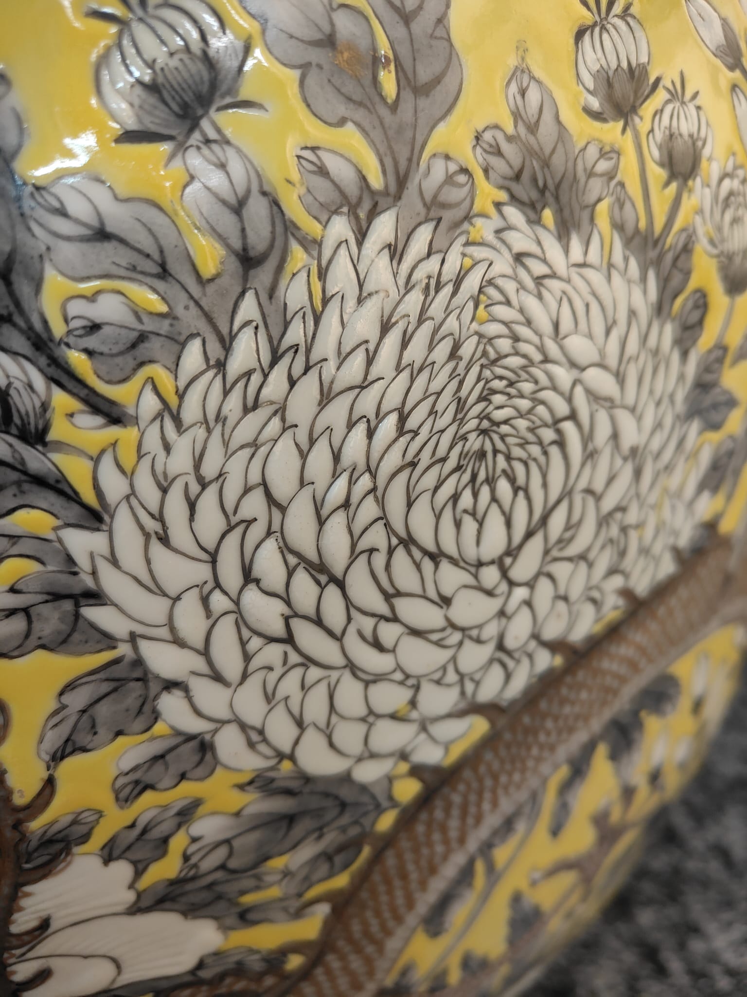 A PAIR OF LARGE GRISAILLE DECORATED YELLOW GROUND FISH BOWLS - Image 21 of 25