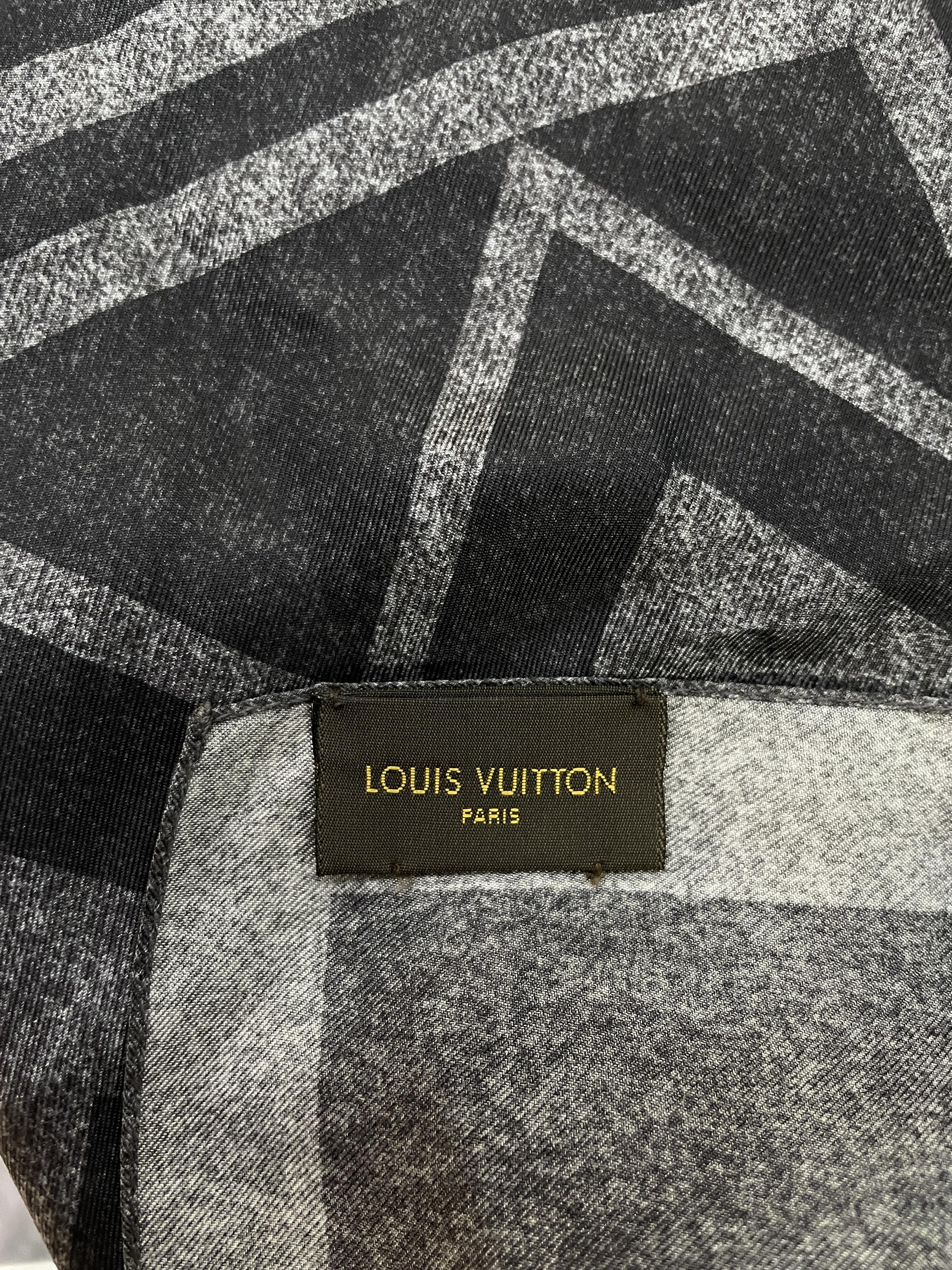 AN ASSORTMENT OF LOUIS VUITTON SCARVES - Image 11 of 14