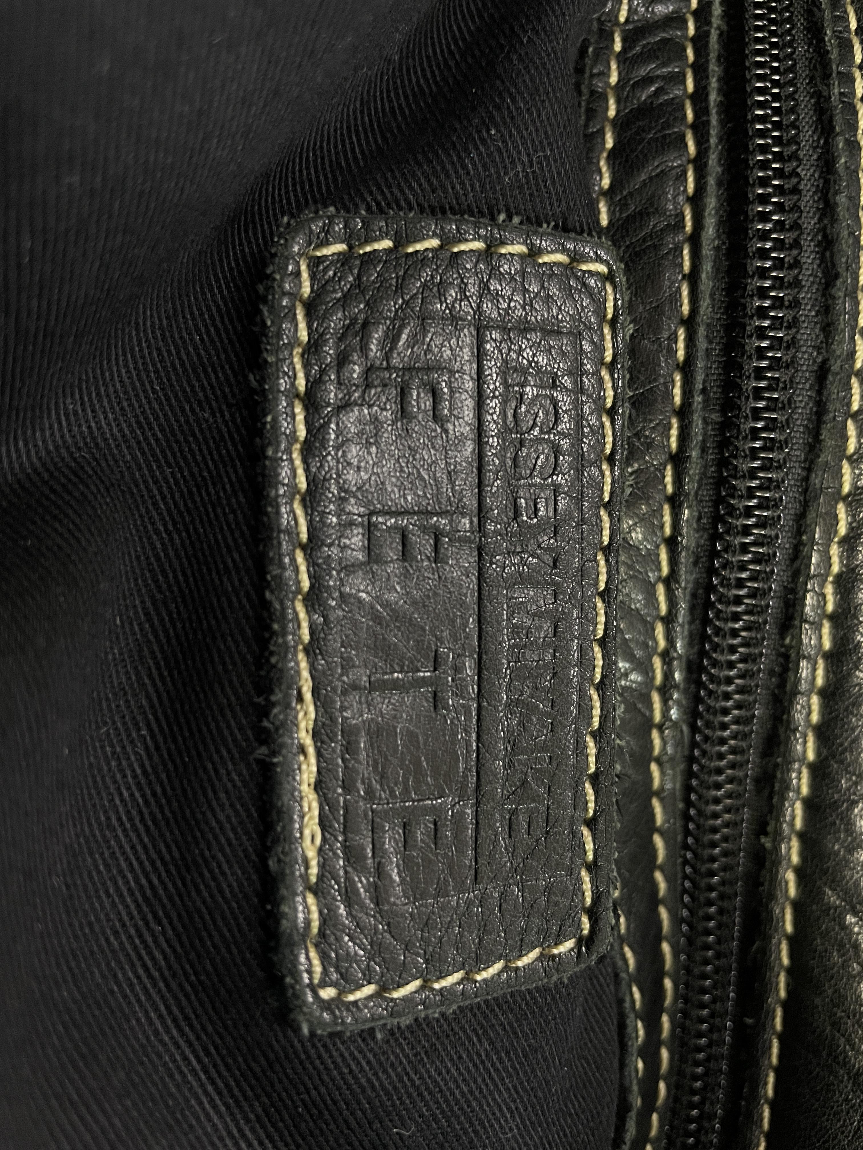 AN ISSEY MIYAKE BLACK LEATHER HANDBAG - Image 8 of 9