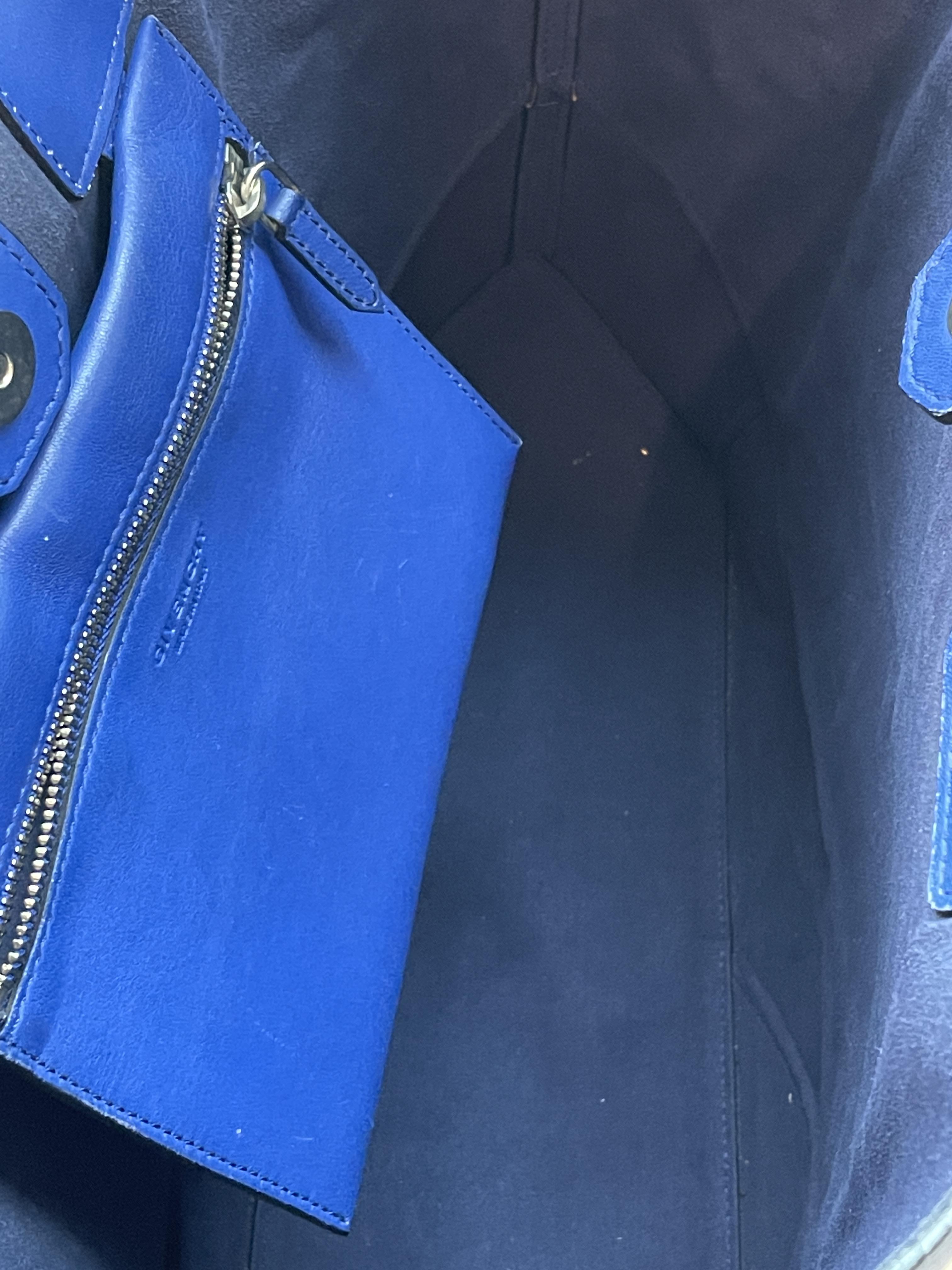 A GIVENCHY BLUE 'EASY' LEATHER TOTE BAG - Image 9 of 10