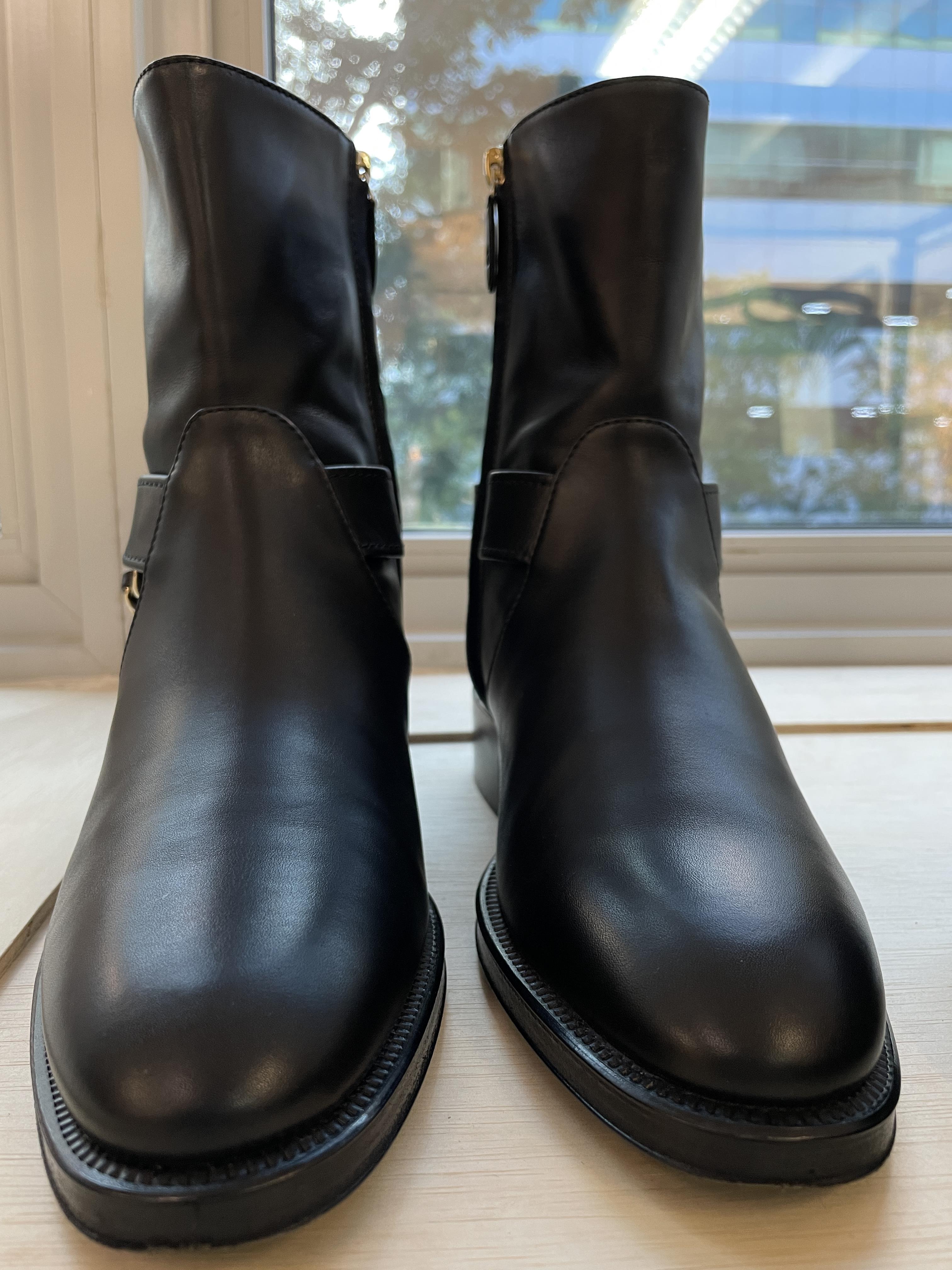 A PAIR OF CHANEL LEATHER ANKLE MOTO BOOTS - Bild 4 aus 12