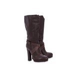 A PAIR OF BOTTEGA VENETA BROWN LEATHER BOOTS