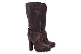 A PAIR OF BOTTEGA VENETA BROWN LEATHER BOOTS