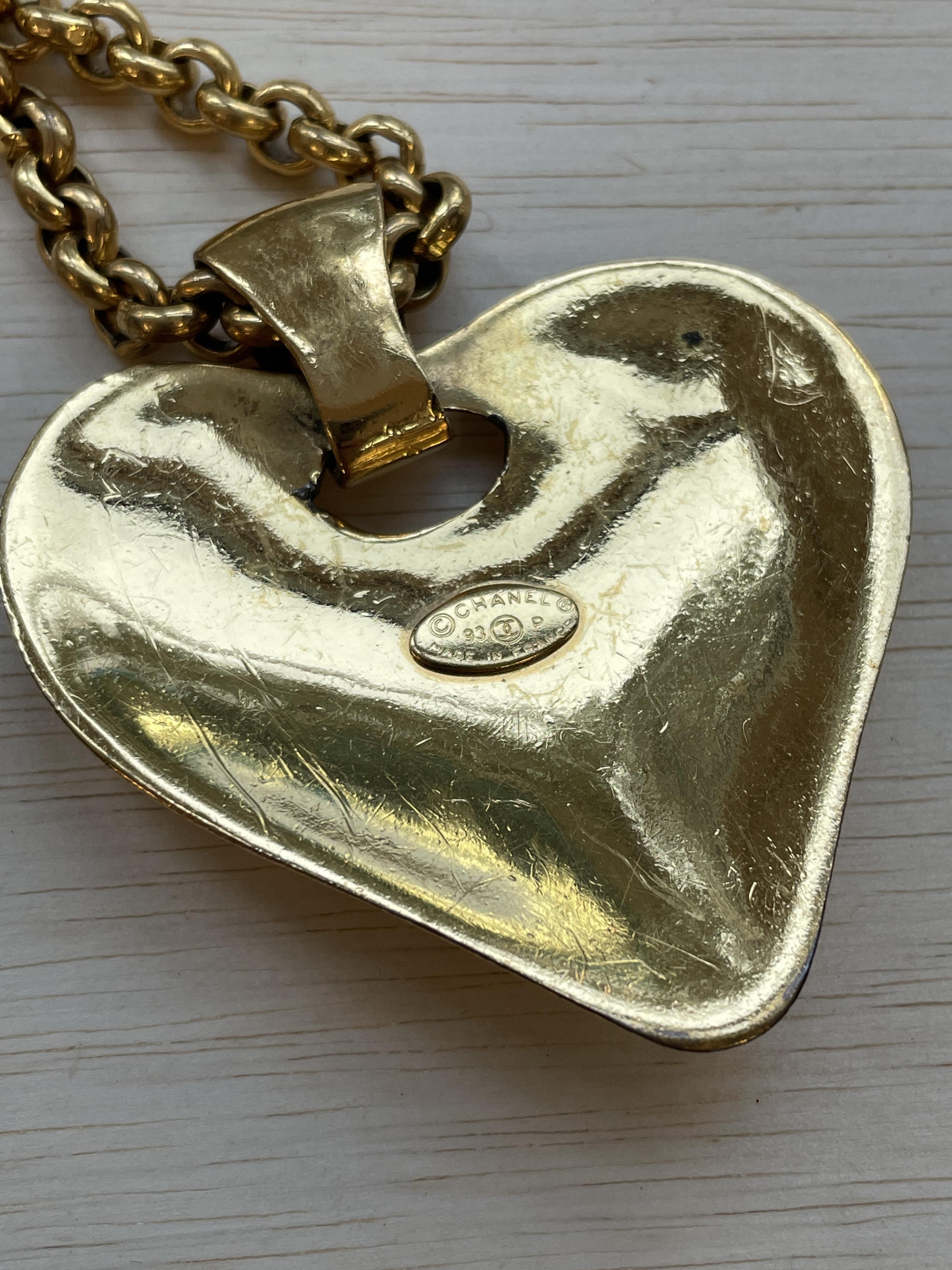A CHANEL CC HEART PENDANT NECKLACE - Image 5 of 9