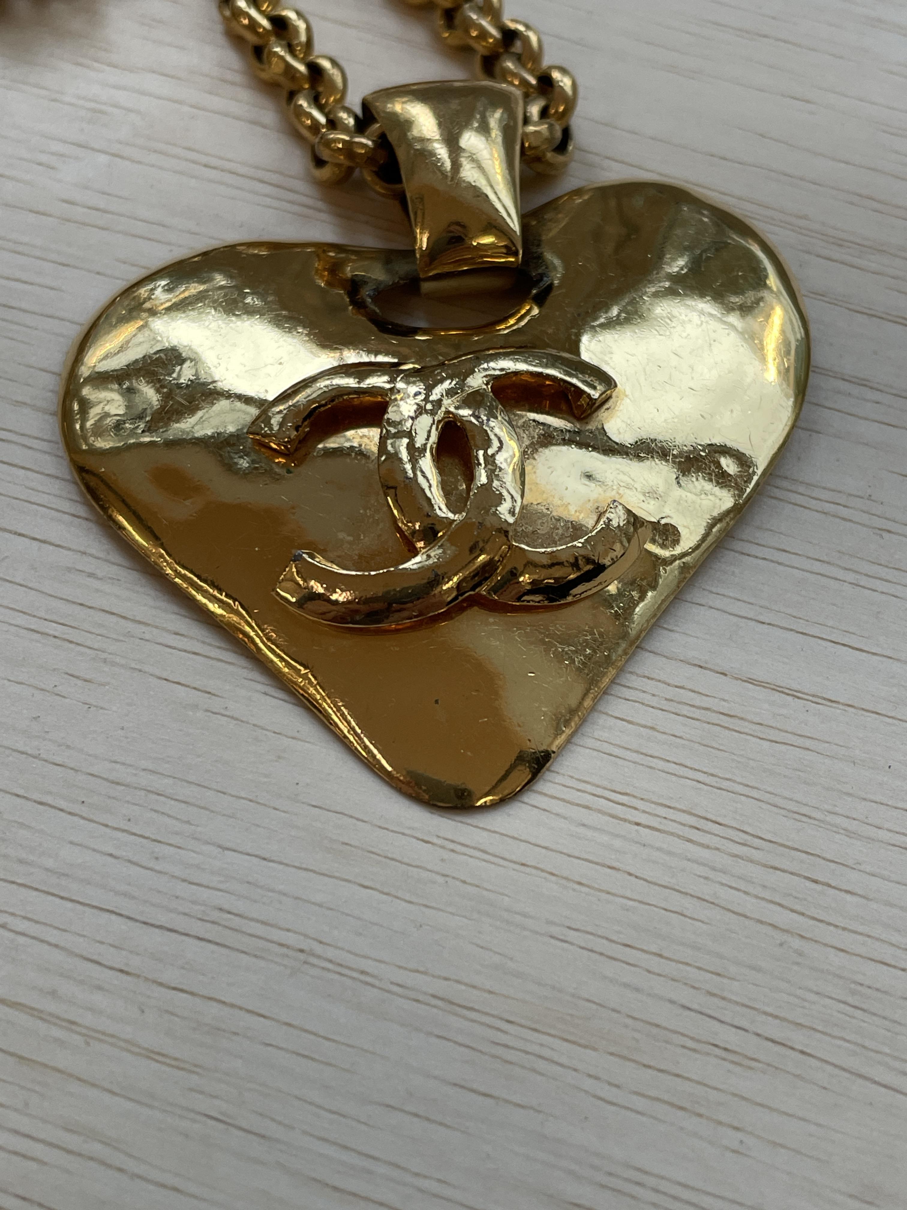 A CHANEL CC HEART PENDANT NECKLACE - Image 3 of 9