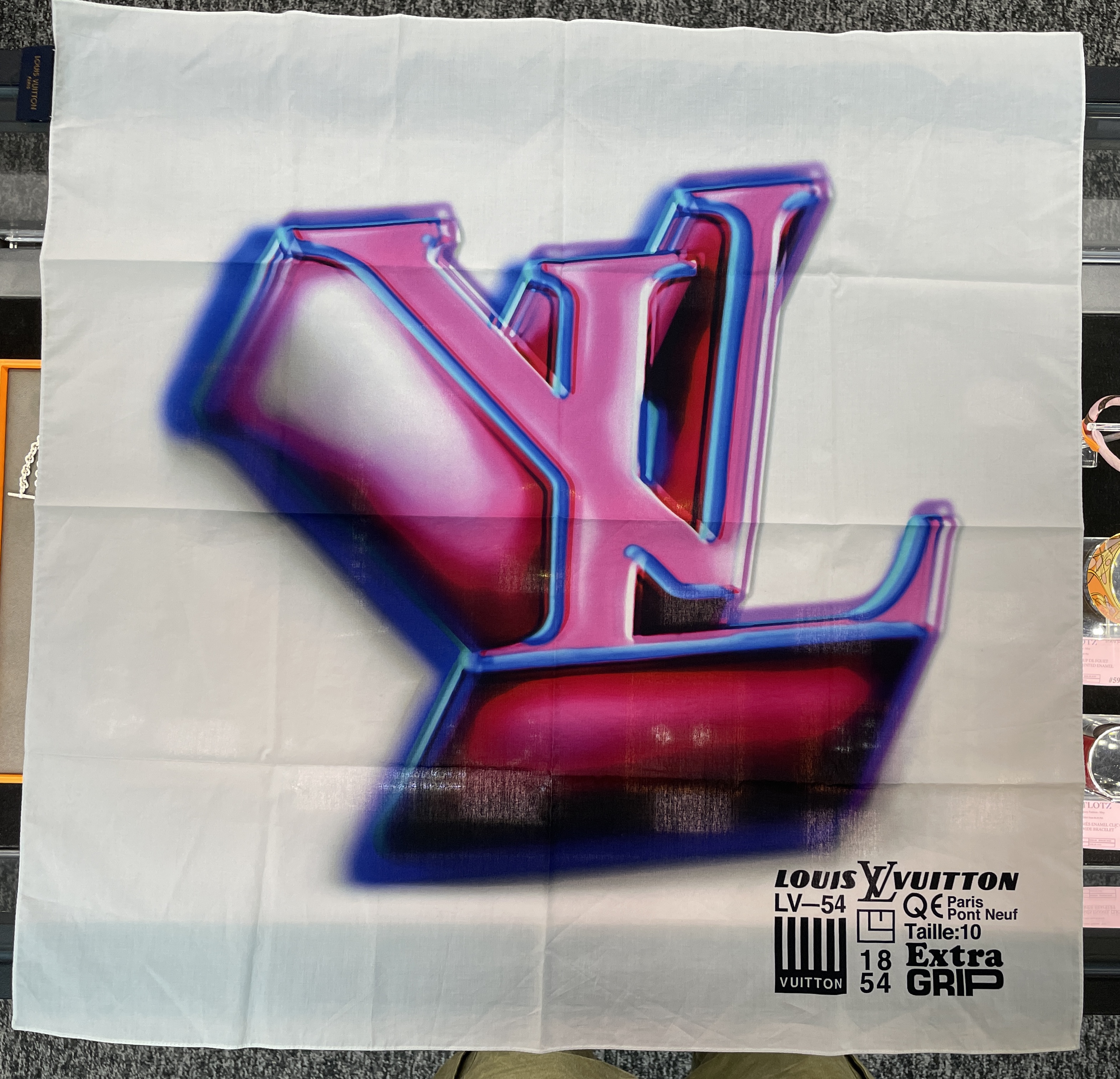 AN ASSORTMENT OF LOUIS VUITTON SCARVES - Image 6 of 14