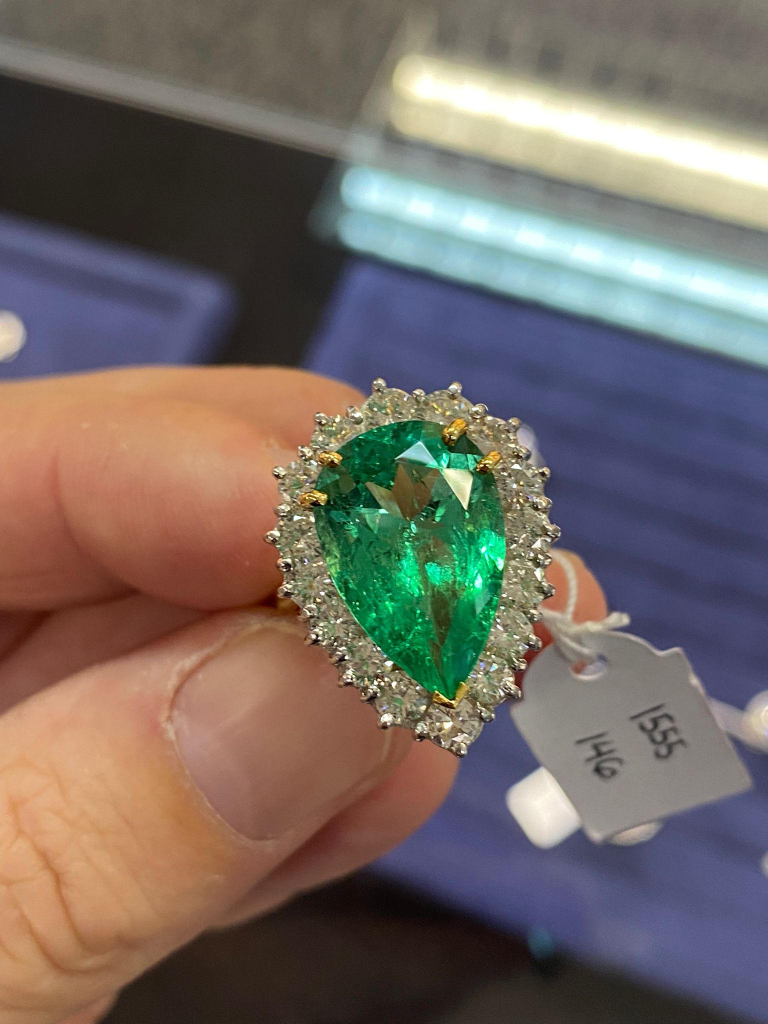 A COLOMBIAN EMERALD AND DIAMOND CLUSTER RING - Image 9 of 14