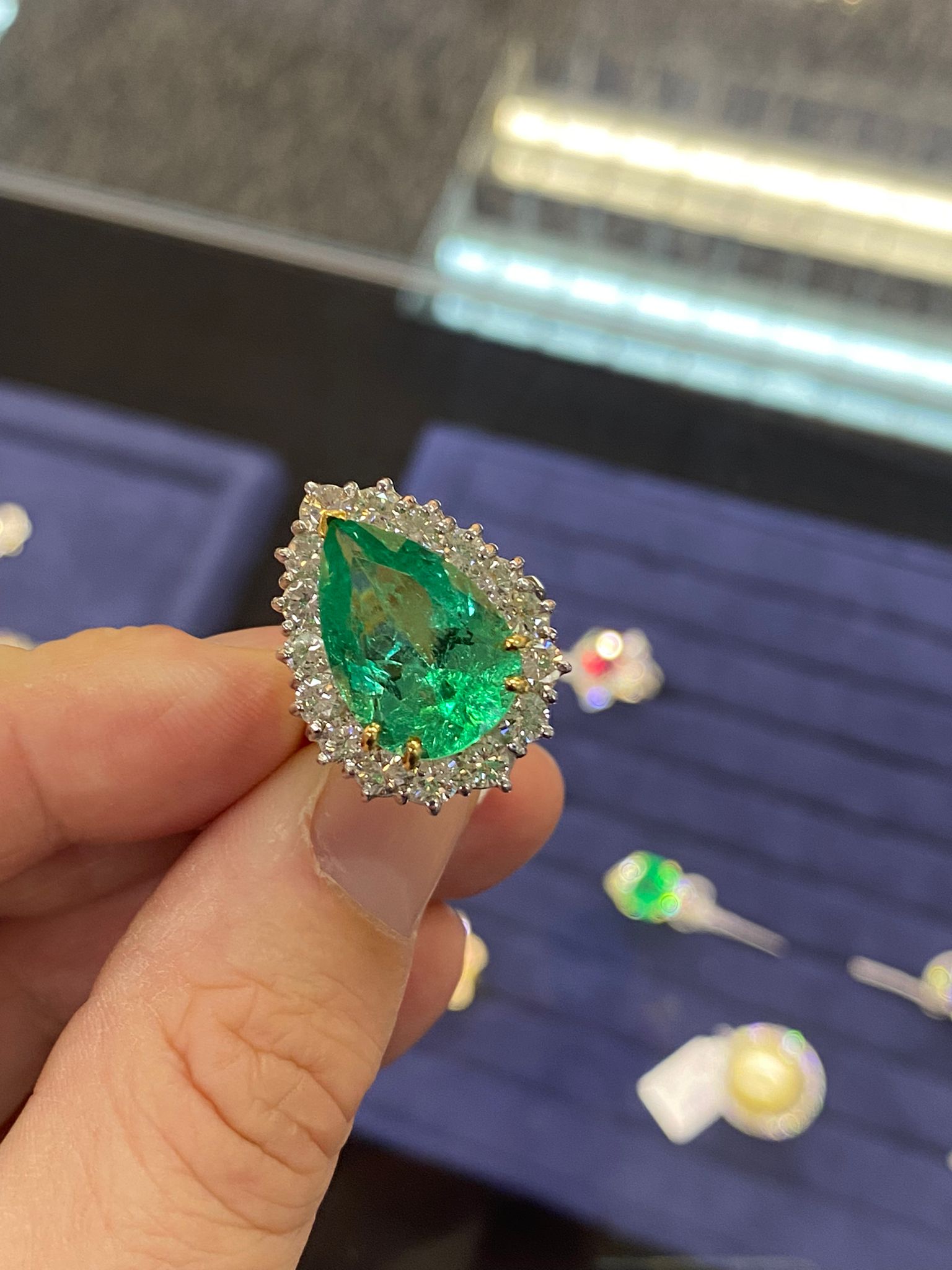 A COLOMBIAN EMERALD AND DIAMOND CLUSTER RING - Image 13 of 14