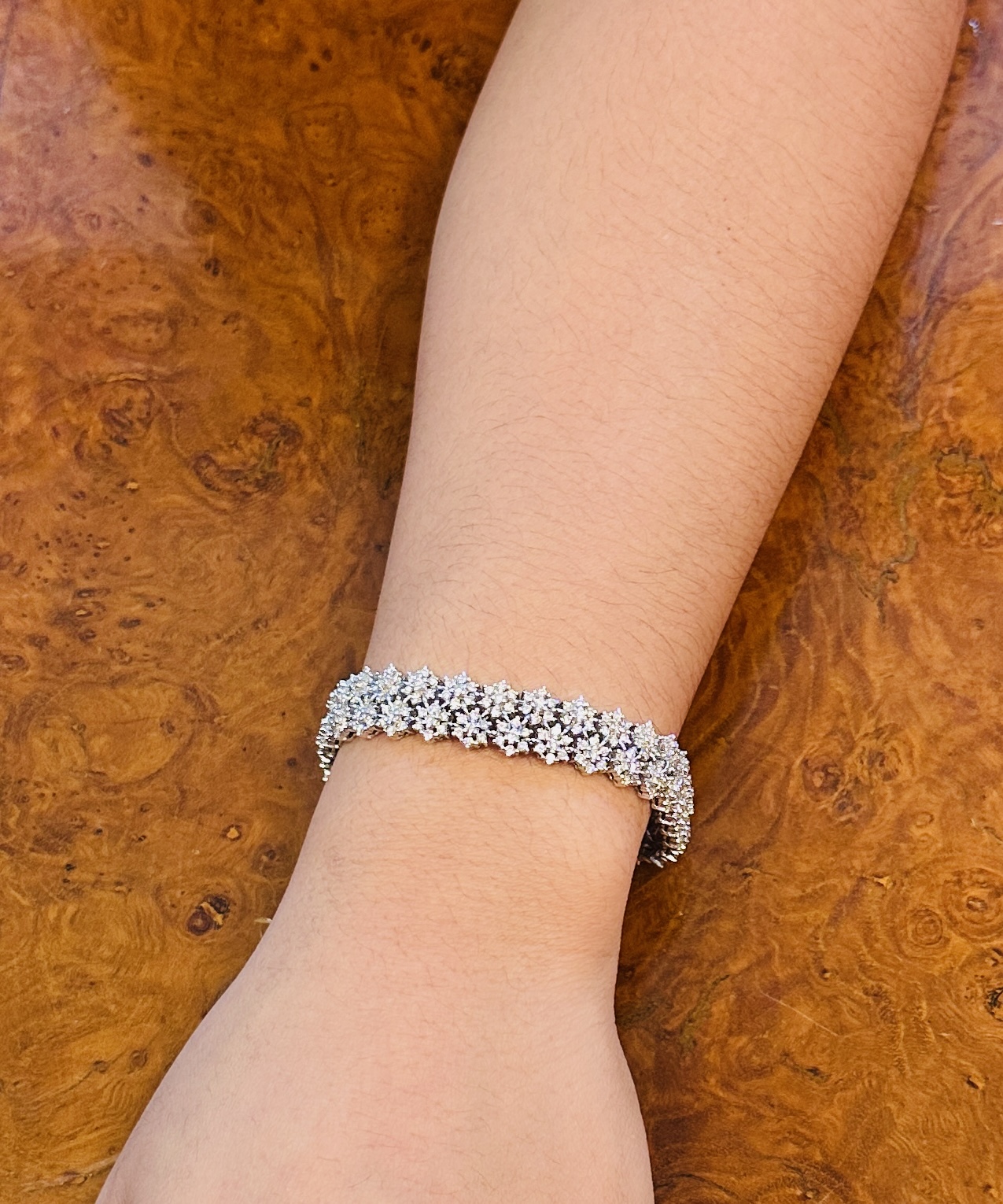 A DIAMOND 'SNOWFLAKE' WHITE GOLD BRACELET - Image 4 of 4