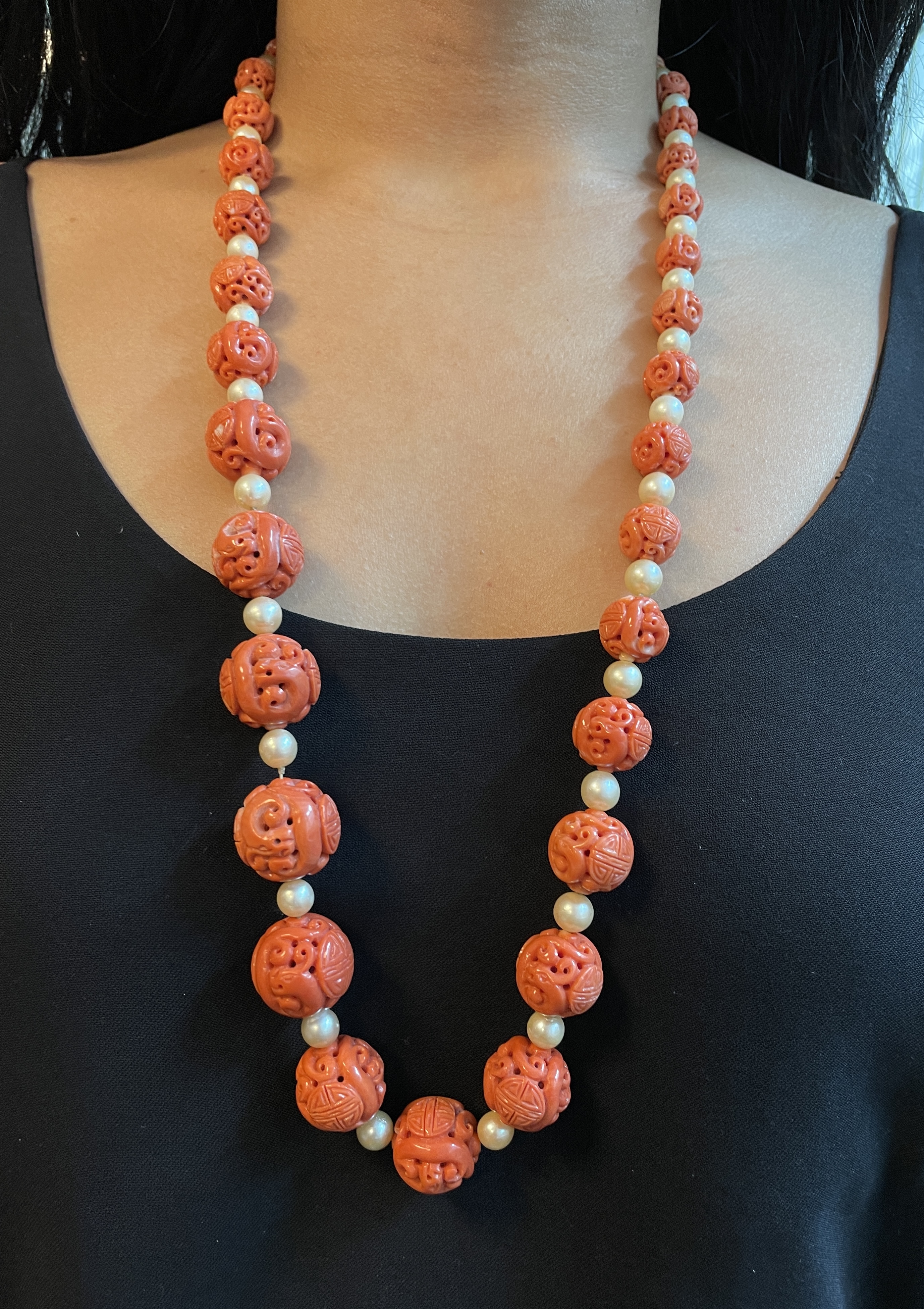 A LONG CARVED CORAL AND CULTURED PEARL NECKLACE - Image 4 of 9