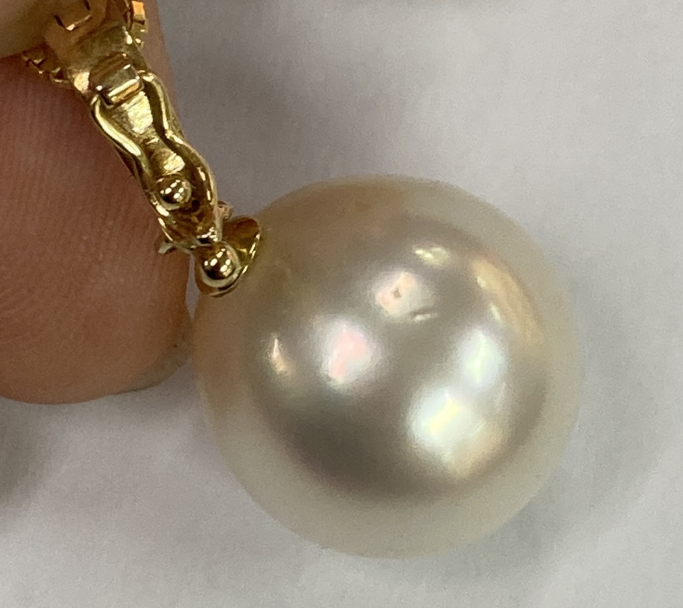 AN OFF-ROUND CULTURED SOUTH SEA PEARL PENDANT ON CHAIN - Image 8 of 9