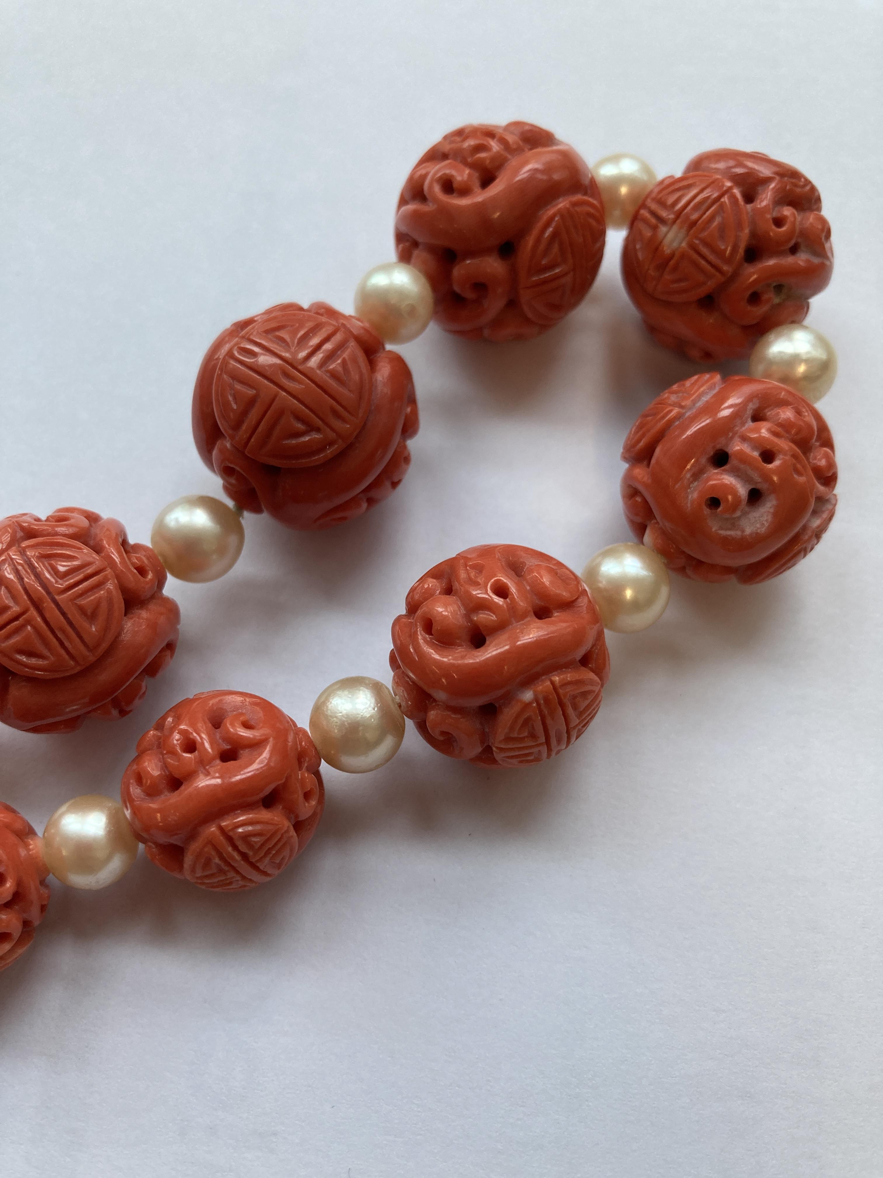 A LONG CARVED CORAL AND CULTURED PEARL NECKLACE - Image 7 of 9