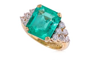 A COLOMBIAN EMERALD AND DIAMOND RING