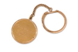 A GOLD CIRCULAR DISC TO A CHINESE MARKED GOLD KEYCHAIN