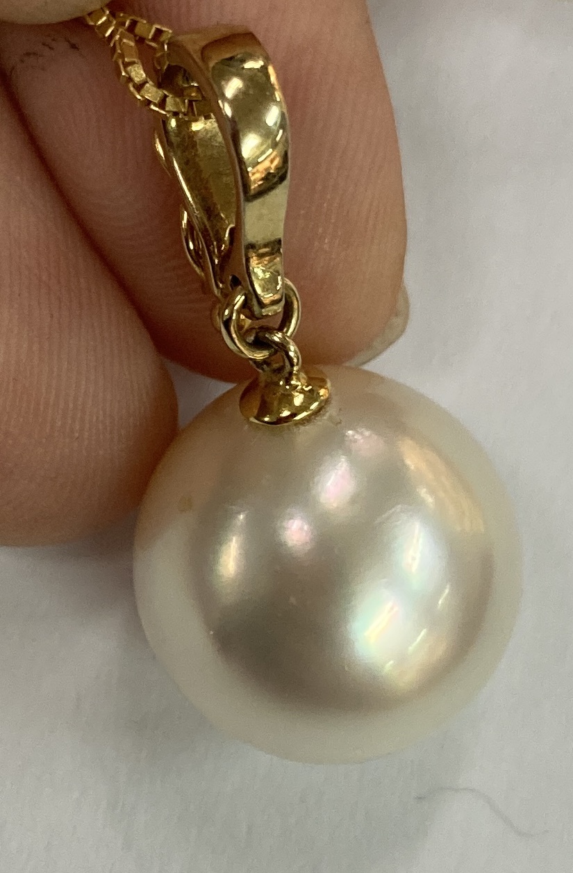 AN OFF-ROUND CULTURED SOUTH SEA PEARL PENDANT ON CHAIN - Image 9 of 9