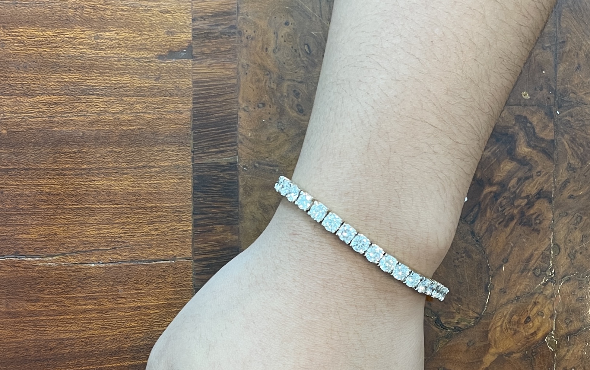 A FINE DIAMOND TENNIS BRACELET - Image 4 of 4