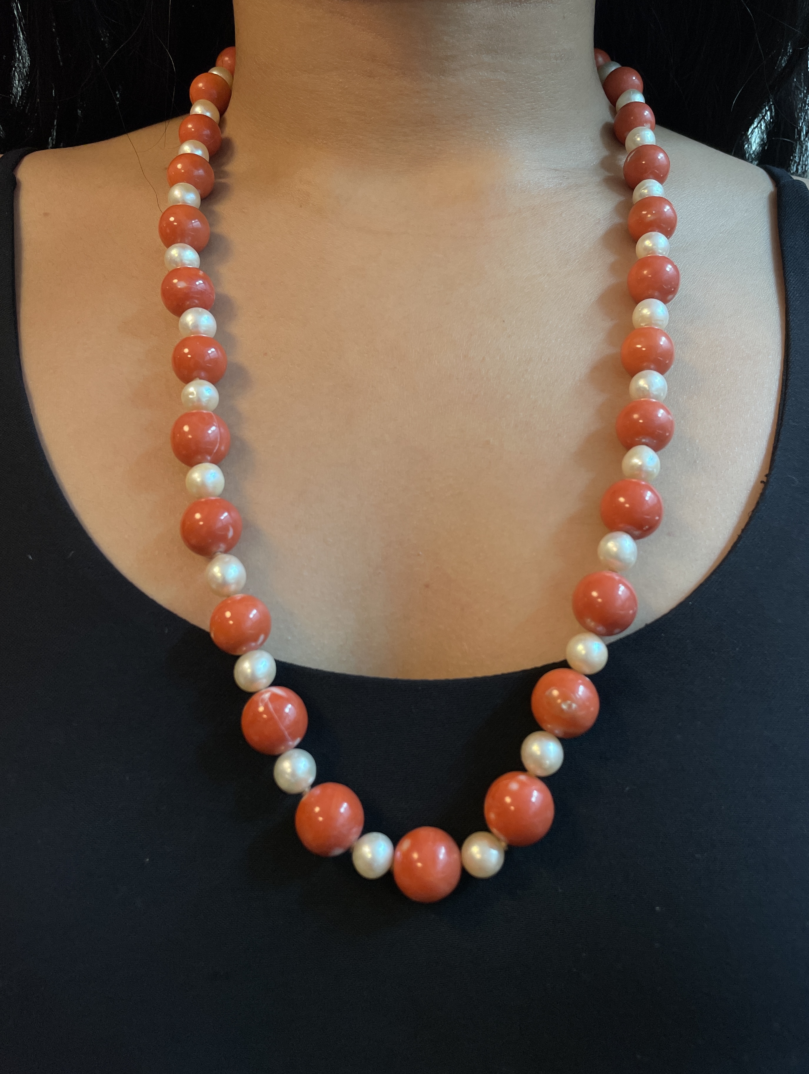 A LONG CORAL AND CULTURED PEARL STRAND ON A MABE PEARL CLASP - Image 6 of 6