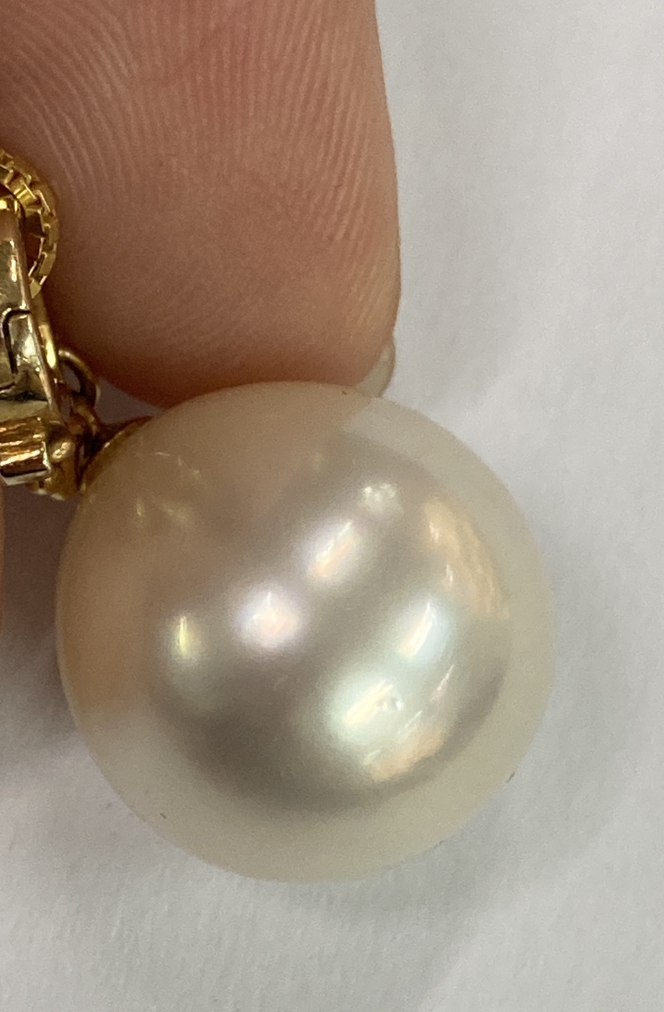 AN OFF-ROUND CULTURED SOUTH SEA PEARL PENDANT ON CHAIN - Image 6 of 9