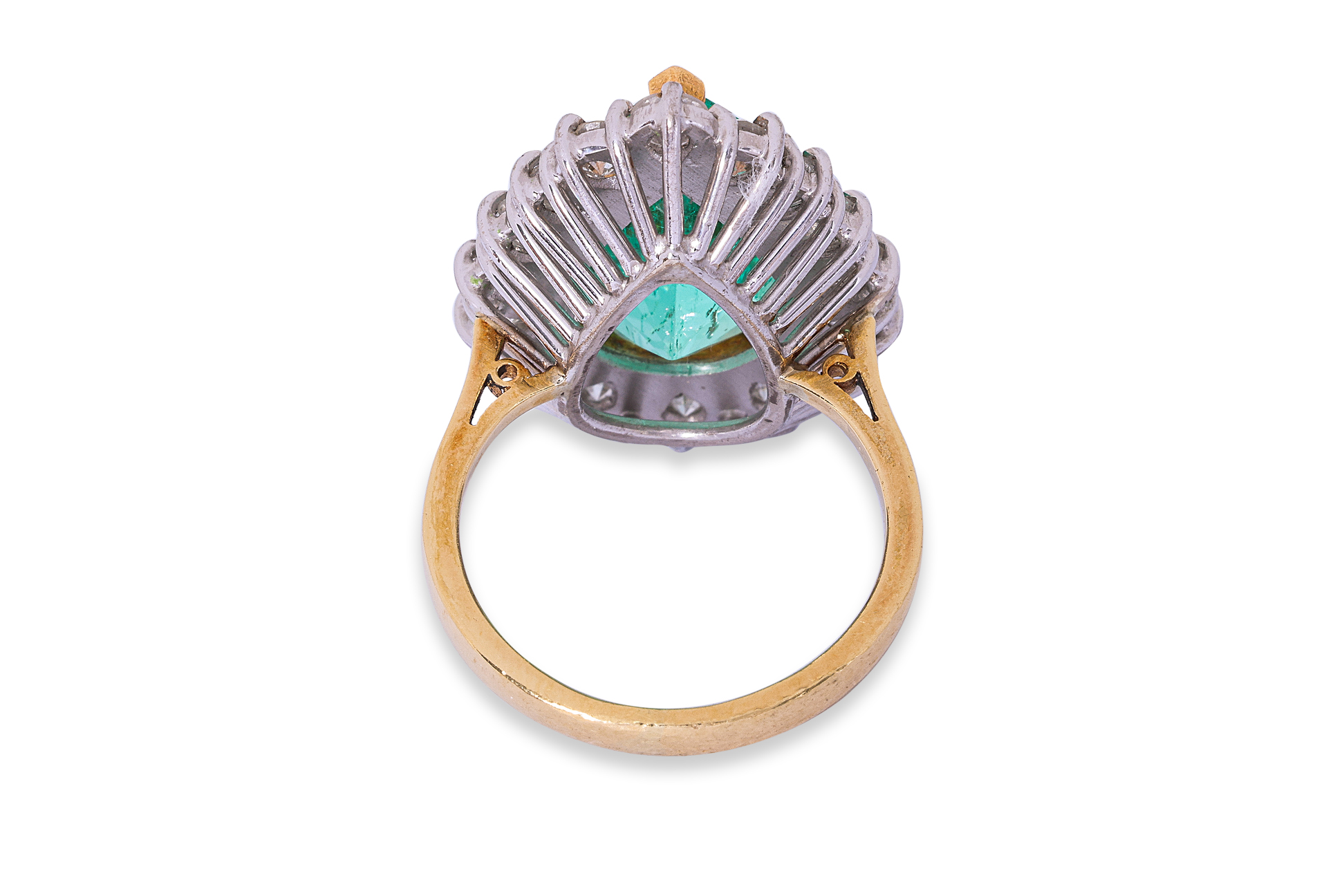 A COLOMBIAN EMERALD AND DIAMOND CLUSTER RING - Image 4 of 14