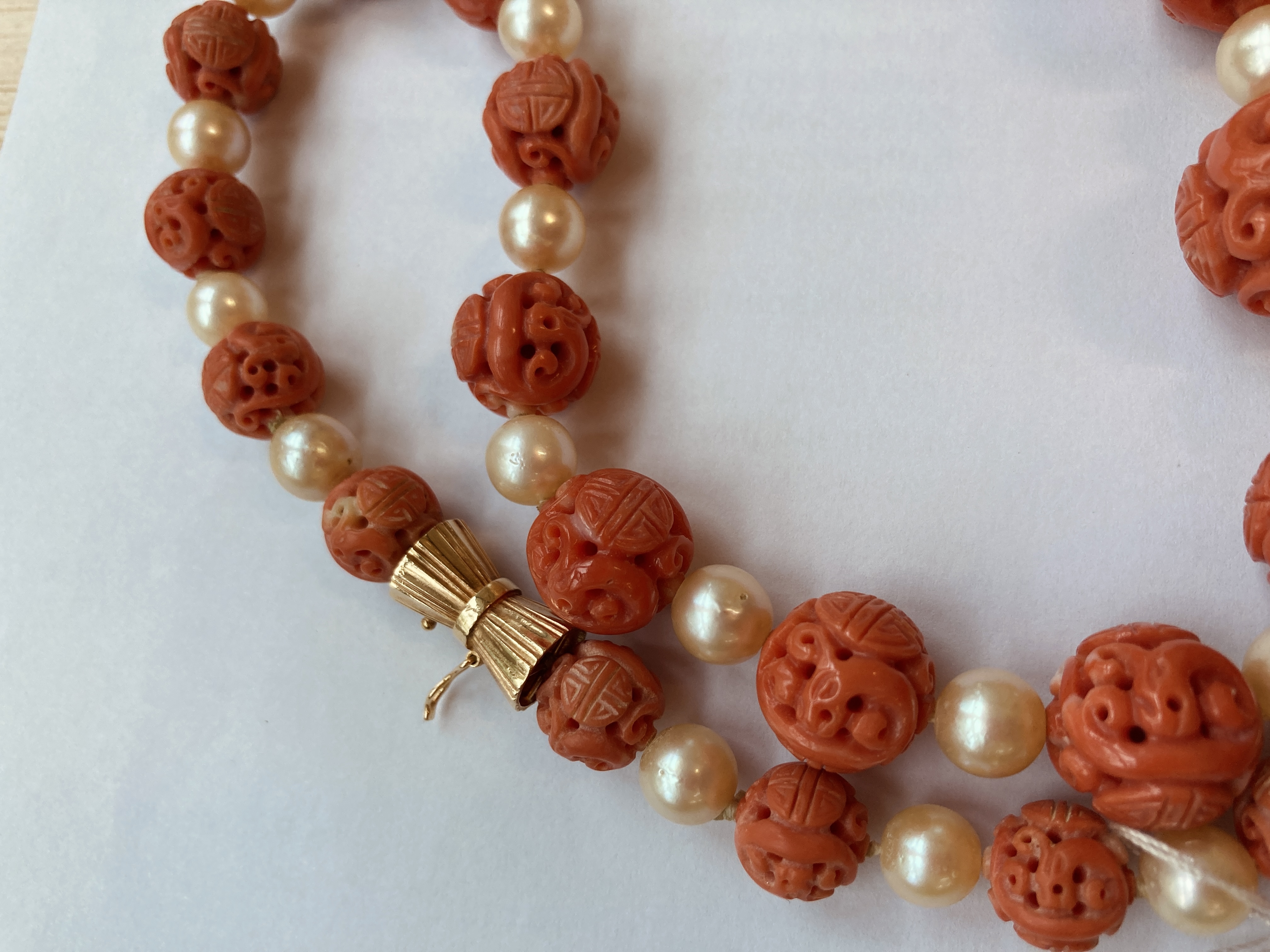A LONG CARVED CORAL AND CULTURED PEARL NECKLACE - Image 6 of 9